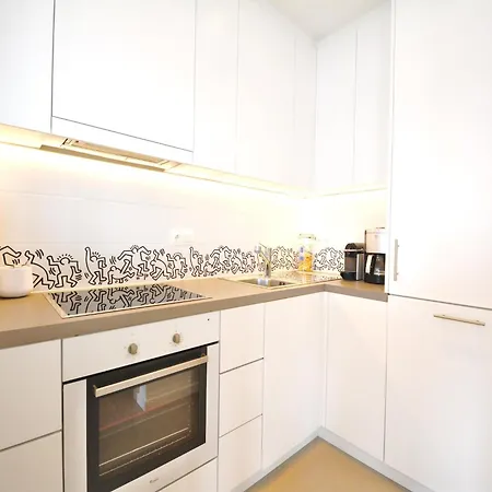 Renovated Near Apartment *
